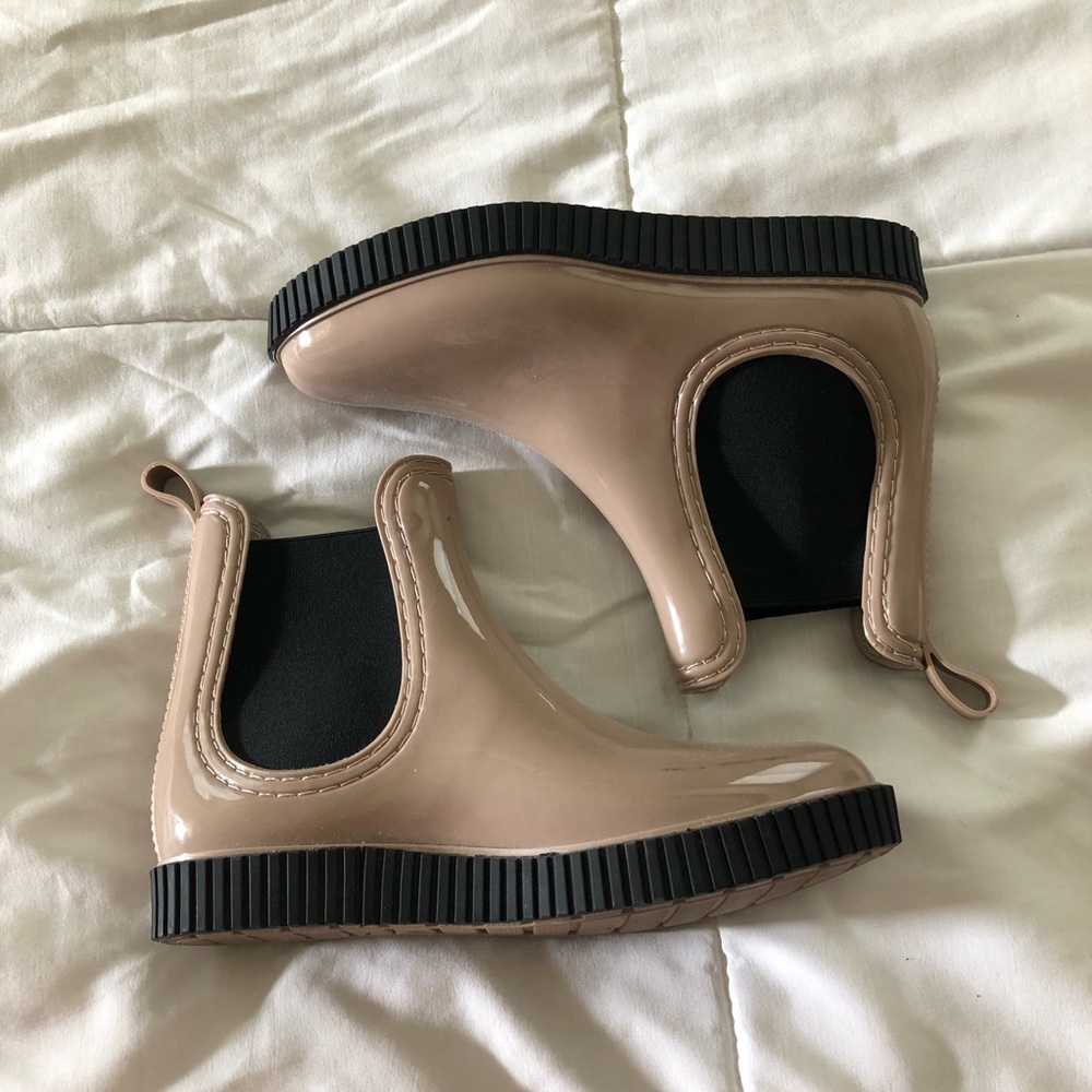 Nude and black rain boots!